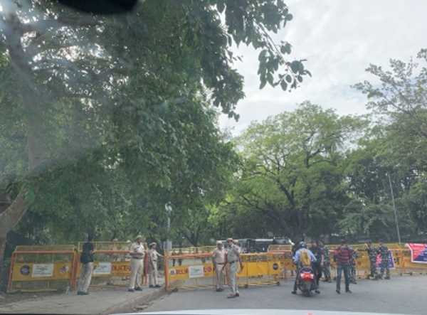 एआईसीसी कार्यालय के बाहर से हिरासत में लिए गए कांग्रेस कार्यकर्ता